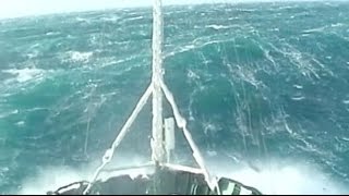 Un bateau remorqueur dans une tempête Force 12  Vague scélérate [upl. by Rayle]