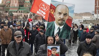 Russians pay respect to Vladimir Lenin Soviet Unions first leader No Comment [upl. by Halpern]